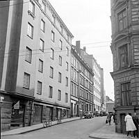 Grevgatan 46, 44 och 42 från Linnégatan.