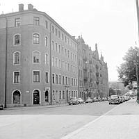 Korsningen Fredrikshovsgatan 7 t.v. och Linnégatan 82, och 80, 78, 76.