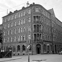 Apoteket Storken i hörnet av Storgatan 28 t.v. och Styrmansgatan 24.