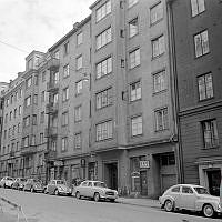Styrmansgatan 14 närmast och 16-18.
