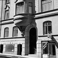 Portal och del av fasad till Grevgatan 39. Bageri Maison Pierre. Verksamheten flyttade senare till Grevgatan 37.