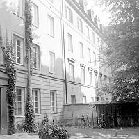 Gården vid Sturegatan 48. Bortom gårdsmuren skymtar gårdsfasad och gården till Sturetgatan 50.