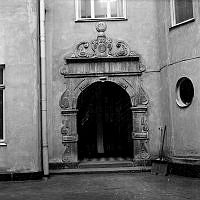 Portalen till Sturegatan 16 från gården.