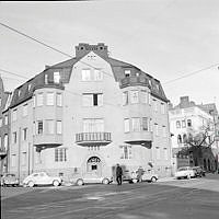 Östermalmsgatan 21, t.h. Uggelviksgatan 3.