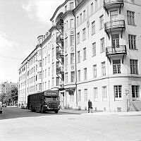 Hörnet Kommendörsgatan 35 t.v. och Grevgatan 55.