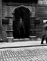 En man står i porten till Lilla Nygatan 13.