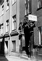 Portal vid Bollhusgränd 1 D, nuvarande Bollhusgränd 3 A. I huset, en halv trappa ner, låg hotell Toutin. En pojke står på trappan.