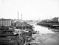 Barnhusviken från Sankt Eriksbron mot öster. Sankt Eriksbron byggdes 1903-1906. T.v. dåv. kv. Jätten. T.h. dåv. kv. Båten och Tegelslagaren.