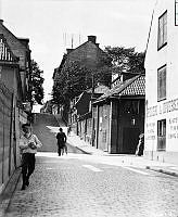 Lutternsgatan 8-14 på höger sida från korsningen av Norrlandsgatan, västerut. Lutternsgatan från Stureplan till Sveavägen urschaktades genom Brunkebergsåsen 1905-1911 och fick namnet Kungsgatan.