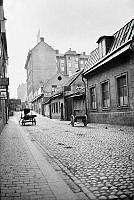 Lutternsgatan 18-26 västerut från Regeringsgatan mot Malmskillnadsgatan. Vid brandgaveln ligger nu Norra Kungstornet. Lutternsgatan urschaktades 1905-1911 och fick namnet Kungsgatan.