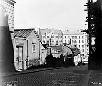 Brunnsgatan österut från Brunnsgatan 9. Trähuset t.v. i bild revs och ersattes med stenhus 1901.