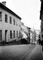 David Bagares Gata från Regeringsgatan mot Birger Jarlsgatan. Tredje huset på vänster sida är Stuckatörens hus, David Bagares Gata 10.