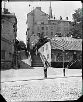 Jutas Backe nr 2-6 från Roslagstorg, nuvarande Birger Jarlsgatan. I bakgrunden syns Johannes kyrktorn. Kv. Såpsjudaren och Höjden.