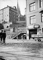 Två män framför Biograf Edison på Regeringsgatan 111. I fonden syns Johannes kyrka och kv. Höjden.