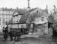 Hörnhuset i korsningen av Norrtullsgatan och Odengatan. Kv. Stjärnan, nuvarande kv. Spelbomskan. Huset revs 1902.