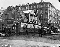 Kv Stjärnan, nuv. kv. Spelbomskan. Hörnhuset i korsningen av Norrtullsgatan och Odengatan. Huset revs 1902.