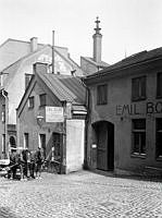 Stora Badstugatan 16-18, nuv. Sveavägen 34-36. I nr 16 låg Emil Bolms lager av utländska träslag och fanér.