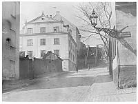 Kungstensgatan 11-13. Fotografiet är taget från hörnet av Lilla Badstugatan mot Saltmätargatan och trappan upp till Holländargatan.