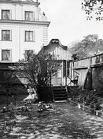 Kungstensgatan 11, nuvarande 41, lusthus vid planket mot  Saltmätargatan. Lusthuset flyttades 1928 till Skansen.