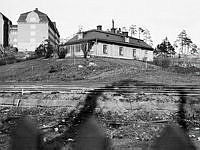 Tomteboda. Till vänster f. d. Kontrollkontoret som uppfördes som kontorsbyggnad åt SJ 1912. Trähuset t. h. revs 1915.