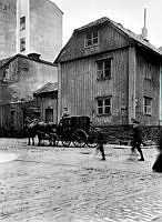 Linnégatan österut från Jungfrugatan. Ett fordon draget av två hästar står vid Linnégatan 36. Huset revs 1905.