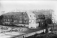 Hantverkargatan 26-28 österut, ungefär vid nuvarande Hantverkargatan 56. Huset revs i november 1891. Flerbostadshuset ligger vid nuvarande Hantverkargatan 52.