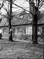En flicka står på gårdssidan av Parmmätargatan 8. Huset ägdes av Bolinders AB. Motsvarar nu läget mellan Kungsklippan 7 och 10.