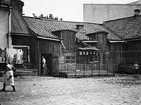 Gårdssidan av Lundagatan 5 och 7. Husen ägdes av Münchens bryggeri AB. Nuvarande platsen är mellan Gamla Lundagatan 1 och Bysistäppan, kv. Leporiden.