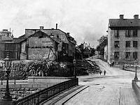 Lundabron västerut mot Lundagatan 1 och 2 vid hörnet av Skinnarviksgatan (t.h.). Bron byggdes 1889 över Torkel Knutssonsgatan från Bastugatan. Nu Gamla Lundagatan västerut från Ludvigsbergsgatan.