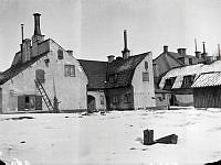 Gårdsidan vid Brännkyrkagatan 121, 119 och 117. Tomtens södra del försvann när Hornsgatan sprängdes fram genom Mullberget åren efter 1900.