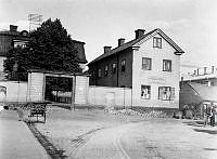 Brännkyrkagatan österut vid Ansgariegatan. Wirwachs malmgård, stadens egendom sedan 1883. Då kv. Bjälken, tidigare kv. Kaninen Större. Nu kv. Tapeten.