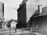 Hornsgatan österut från Ansgarieberget. En pojke står vid Hornsgatan 89 och 87 (t.h.). Trappor leder från husen ner till gatan. T.v. Hornsgatan 114. Nuvarande Hornsgatan 91 vid Hornskrokstrappan.
