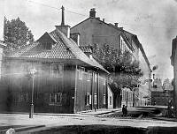 Krukmakargatan österut från Torkel Knutssonsgatan. Två barn korsar gatan. T.v. Krukmakargatan 10-2, nuvarande 12-2.