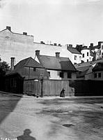 En flicka står vid hörnet av Swedenborgsgatan söderut (t.h.) och Wollmar Yxkullsgatan (3 t.v.). Nuvarande Wollmar Yxkullsgatan 5.