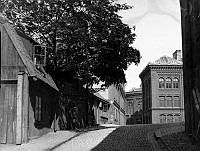 Fredmansgatan österut mot Högre allmänna läroverket å Södermalm, nuvarande Södra latins gymnasium. T.v. Fredmansgatan 4 och 2.