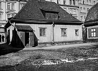 Gårdssidan vid Maria Högbergsgata 39 B. Huset tillhörde Konung Oscar I:s minne och revs 1930. Nuvarande Högbergsgatan 63-65. I fonden ses Maria Högbergsgata 46-48, kv. Nederland Mindre.
