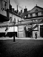 Portal omgiven av skyltar (bl a orgelbyggare A. V. Lundahl), Sankt Paulsgatan 6 B sett från Skaraborgsgatan. Gården revs 1939 för Södergatans framdragning (senare Söderleden).
