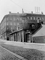 Sankt Paulsgatan 26 väster ut mot Timmermansgatan. I fastigheten fanns bl.a. en snickerifabrik. Här ligger nu skolgården till Södermalmsskolan.