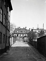 Vy österut från Timmermansgatan mot Lilla Skinnarviksgränd 2, ett hus från 1700-talet. Nuvarande Bastugatan 30 A.