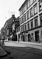 Sankt Paulsgatan västerut från Repslagargatan. Sankt Paulsgatan 4 och  6 A-6 C. Härunder går nu Söderledstunneln.