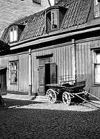 En vagn är uppställd på gårdssidan av Repslagargatan 20, kv. Göta Ark. Nuvarande Repslagargatan 12, kv. Noe Ark.