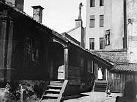 Gården vid Åsögatan 61 (tidigare 15). Huset revs 1904. Nuv. Åsögatan 115.