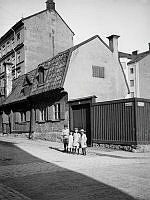 En grupp barn står framför Bondegatan 24 (nuv. 44) vid hörnet av Nytorgsgatan.