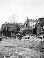 Bondegatan 38, 40 och 42. Bondegatan österut vid kv. Hatten. Husen revs 1906. Nuv. Bondegatan 74, kv. Kopparn.