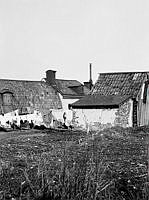 Västra Kvarngränd 14. Mellan gårdens hus hänger tvätt på tork. Kv. Van der Huff uppgick i kv. Milen 1885. Nuv. kv. Kvadraten ung. vid Allhelgonagatan (tidigare Gotlandsgatan).
