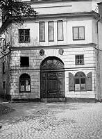 Portalen till Nytorgsgatan 2. Glasbruksgatan t.v. Stockholms stads södra arbetsinrättning, Dihlströmska arbetsinrättningen, för fattiga och arbetslösa (1844-1906). Nuv. kv. Dihlströms.