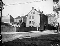 Nytorgsgatan 24 från hörnet av Folkungagatan. Huset revs 1904.