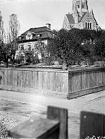 Värmdögatan 53 (nuv. Malmgårdsvägen 53 B) vid hörnet av Lilla Mejtens Gränd. Verner Groens malmgård, från 1879 Elsa Borgs skyddshem för flickor. Sofia kyrka i fonden.