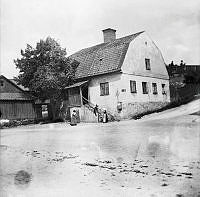 Hammarby tullhus vid Värmdögatan 61 A i hörnet av Tullgårdsgränd  (senare Ljusterögatan). Nuv. Malmgårdsvägen 61. Dåv. kv. Schaktet.