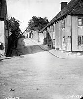 Duvnäsgatan mot NO från Värmdögatan (nuv. Malmgårdsvägen). Duvnäsgatan bytte namn 1926 och blev Ljusterögatan. Nuv. kv. Pumpan.